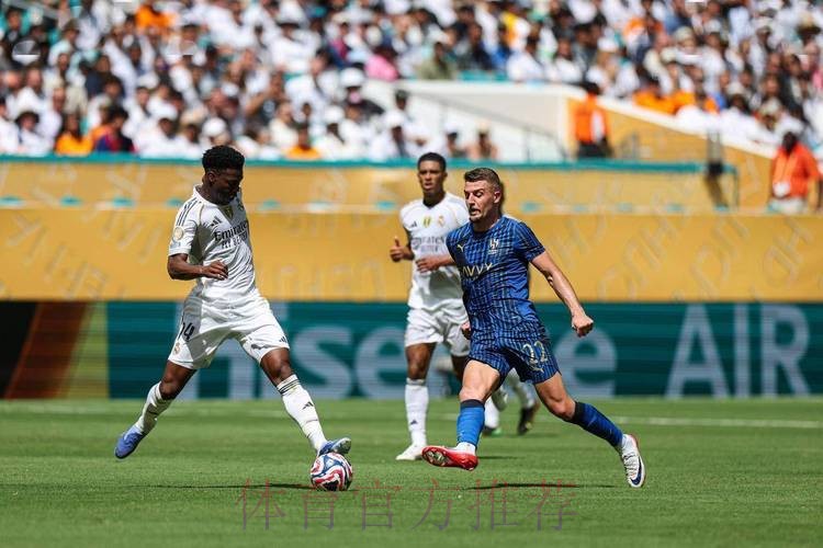 米体:皇马加入米林科维奇争夺战 将与两队竞争 米体:皇马加入米林科维奇争夺战 将与两队竞争